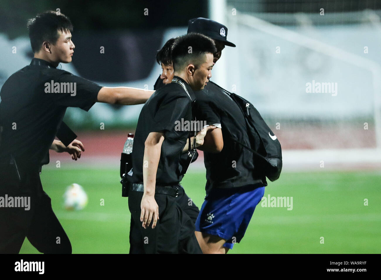 Un ventilateur d'adoration du portugais Cristiano Ronaldo, joueur de football de la Juventus F.C. est chassé par les membres du personnel de sécurité au cours d'un entraînement avant Banque D'Images