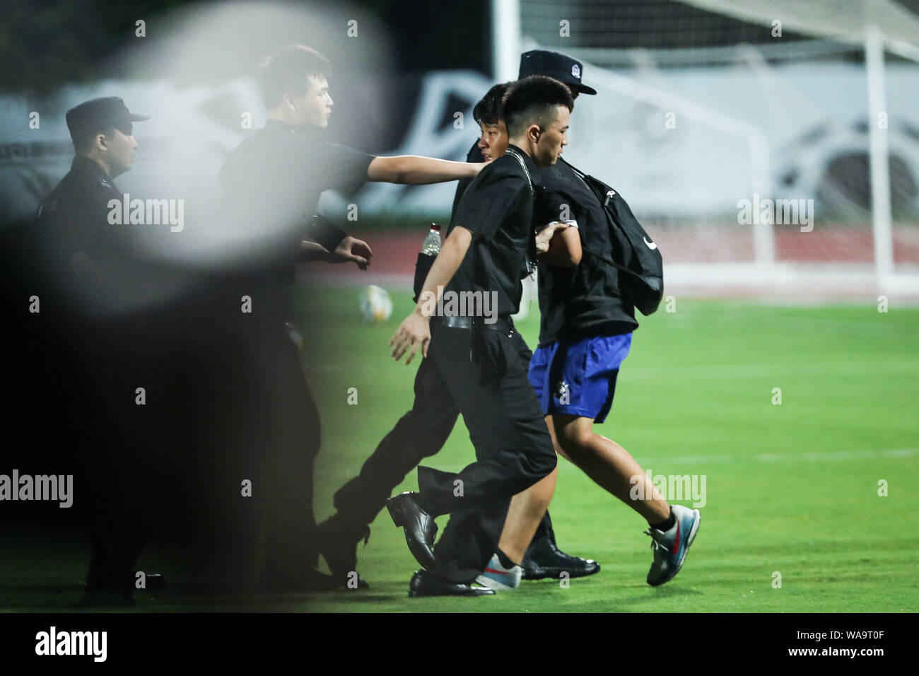 Un ventilateur d'adoration du portugais Cristiano Ronaldo, joueur de football de la Juventus F.C. est chassé par les membres du personnel de sécurité au cours d'un entraînement avant Banque D'Images