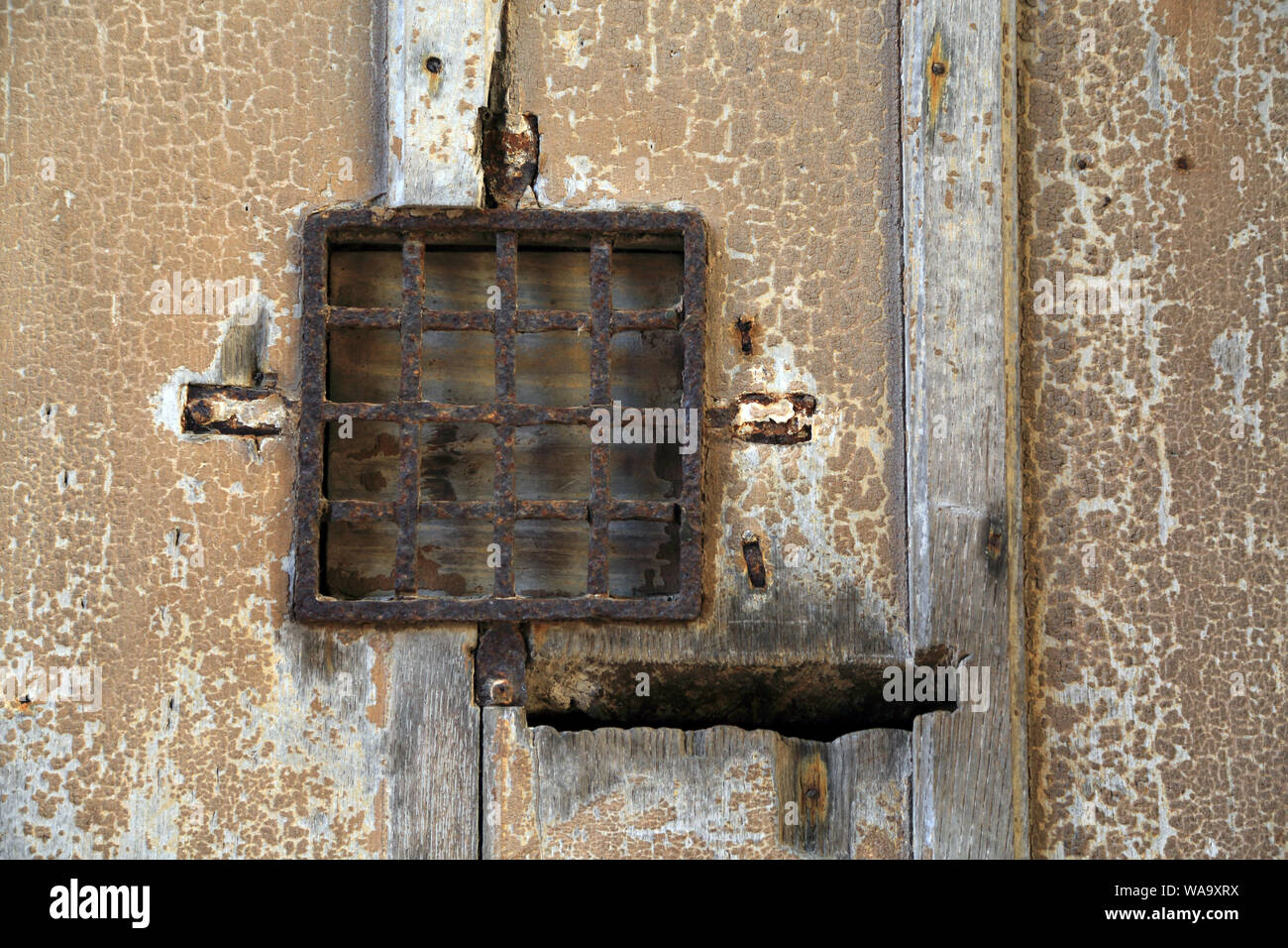 Boîte aux lettres et grill sur la porte ancienne sur la porte Saint Jean, rue Brizeux, vannes, Morbihan, Bretagne, France Banque D'Images