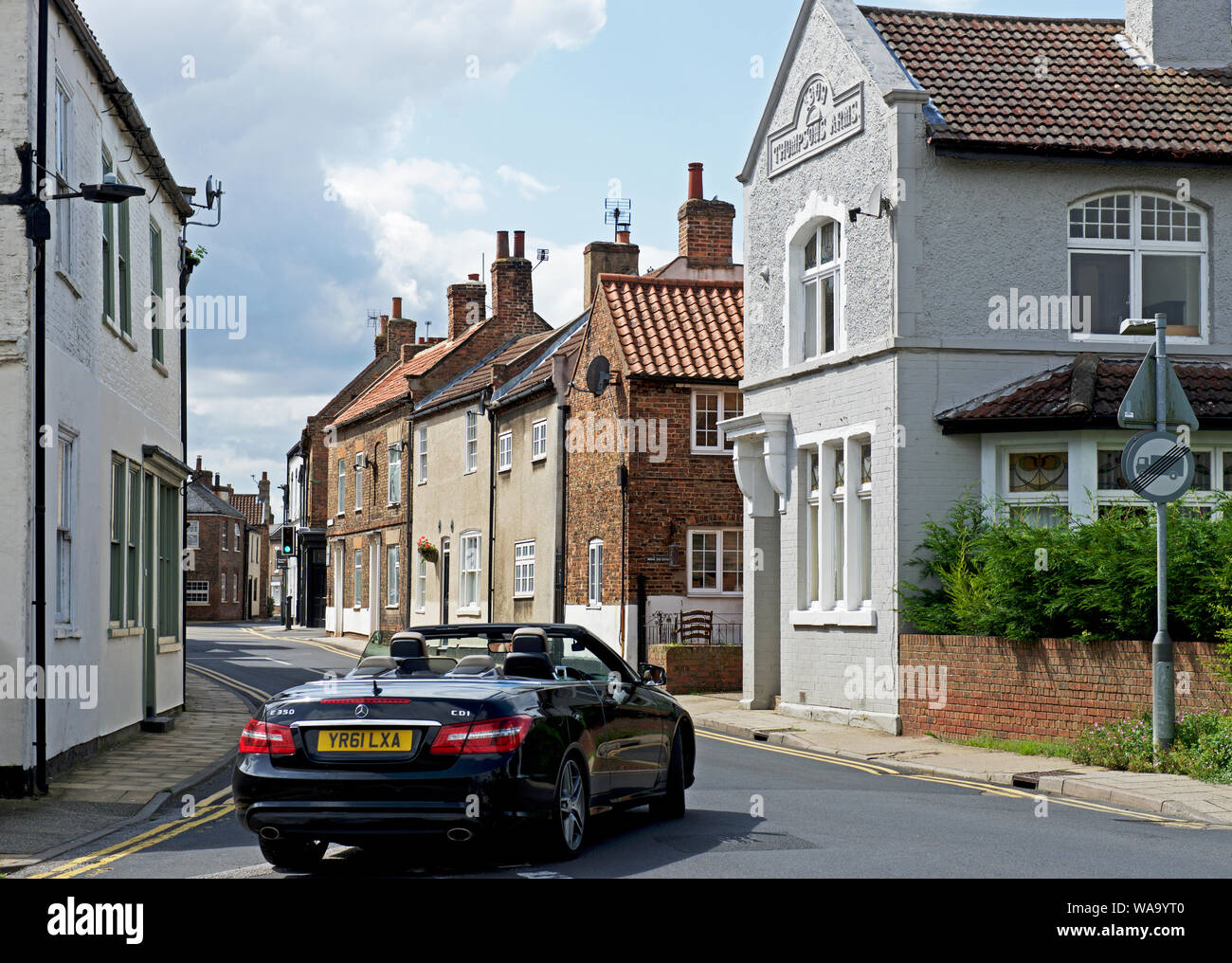 Voiture de sport Mercedes dans le village de Cawood, North Yorkshire, England UK Banque D'Images