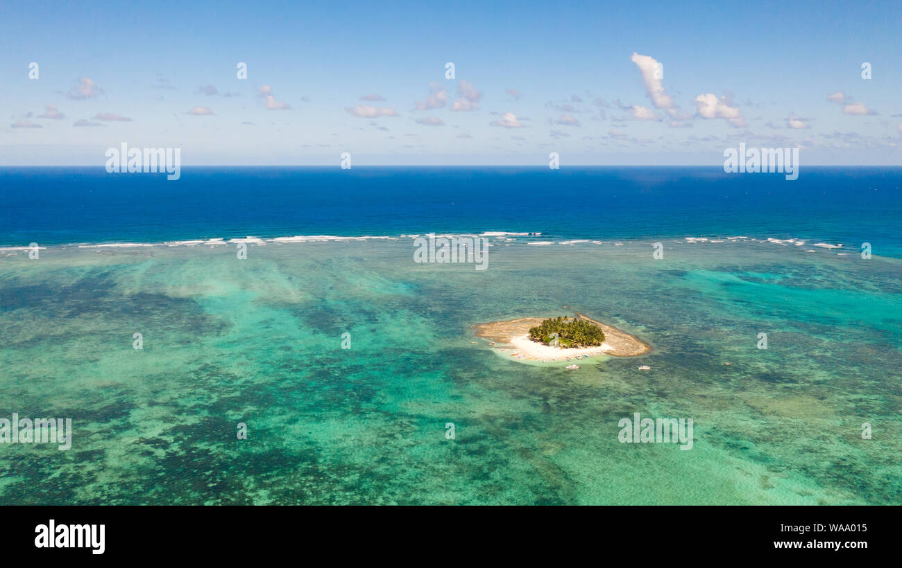 Guyam, l'île de Siargao, Philippines. Petite île avec des palmiers et une plage de sable blanc. Îles des Philippines. Banque D'Images