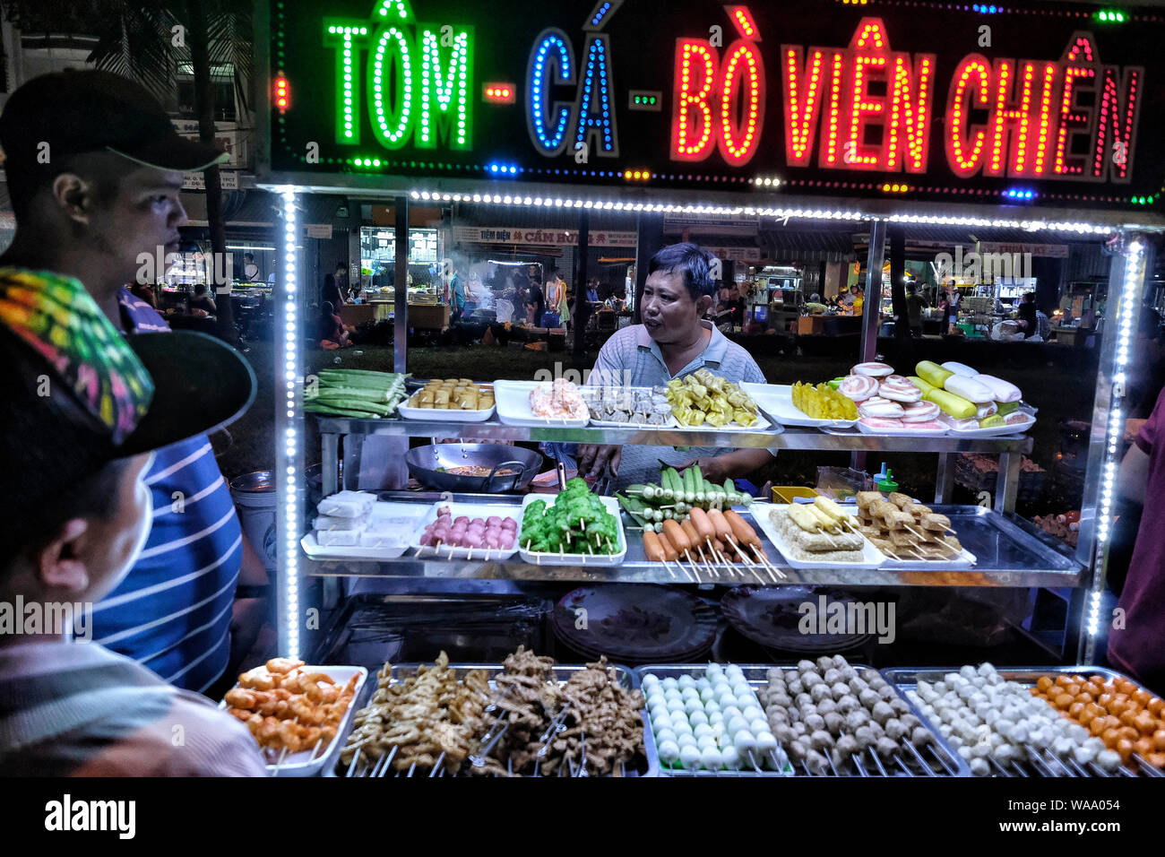 Can Tho, Vietnam - 11 Août : La vente des aliments de rue de l'homme vietnamiens sur le marché nocturne dans le Delta du Mékong, le 11 août 2018 à Can Tho, Vietnam. Banque D'Images