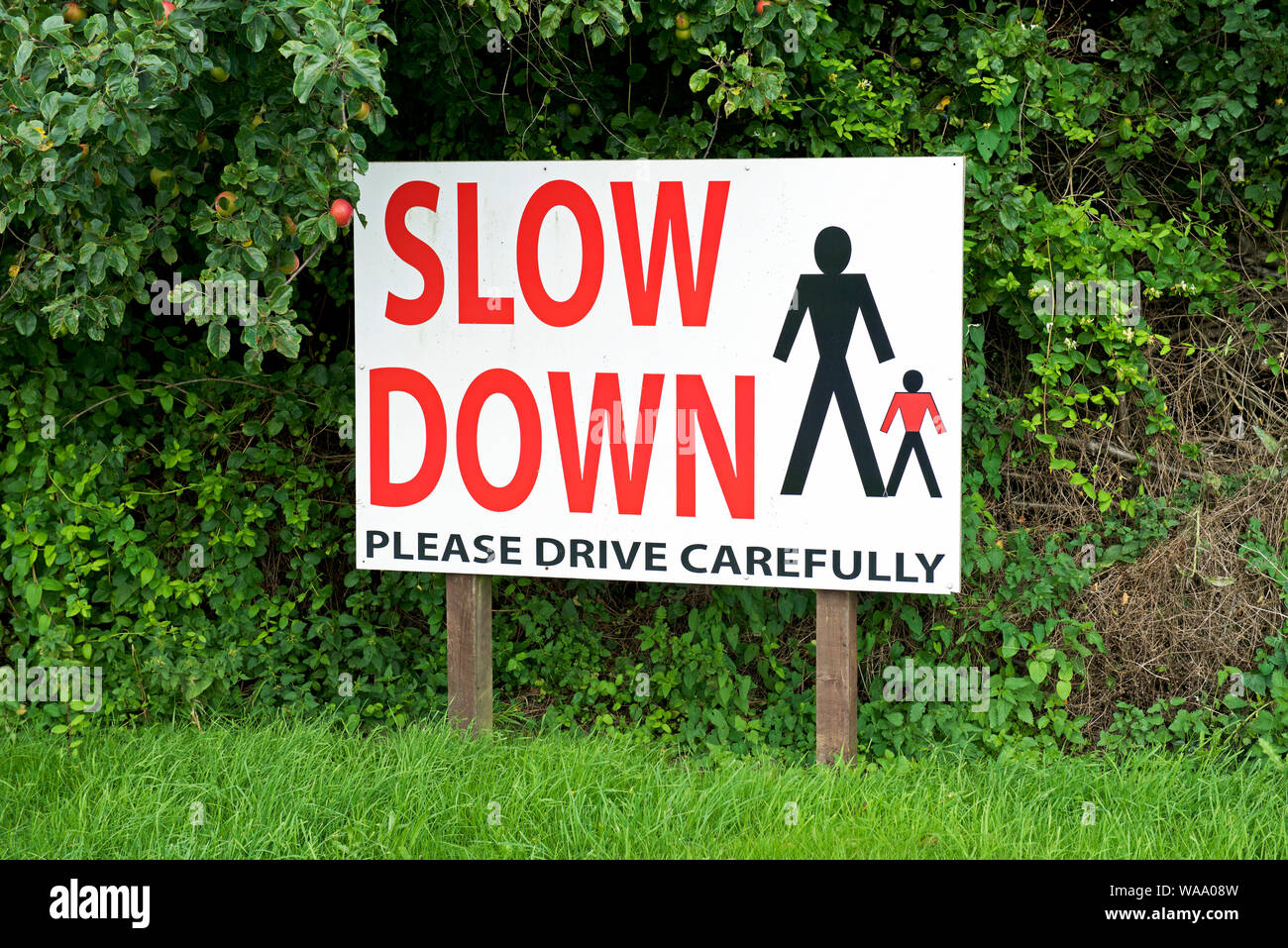 Signe pour les automobilistes - ralentir - sur route, England UK Banque D'Images