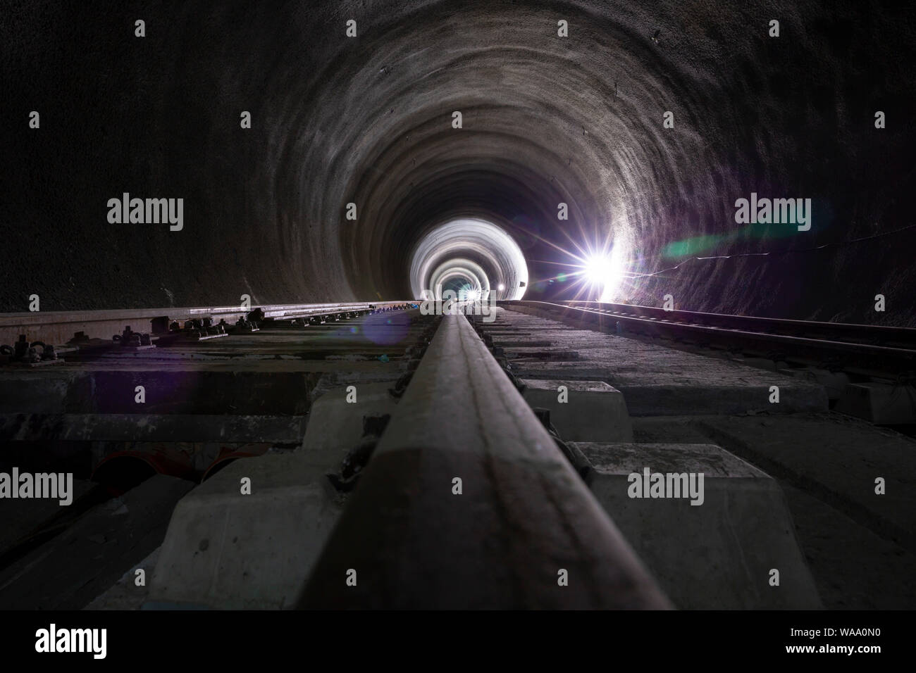 Tunnel souterrain et rails du métro. Pipeline de transport par tunnel boring machine pour train électrique du métro. Banque D'Images
