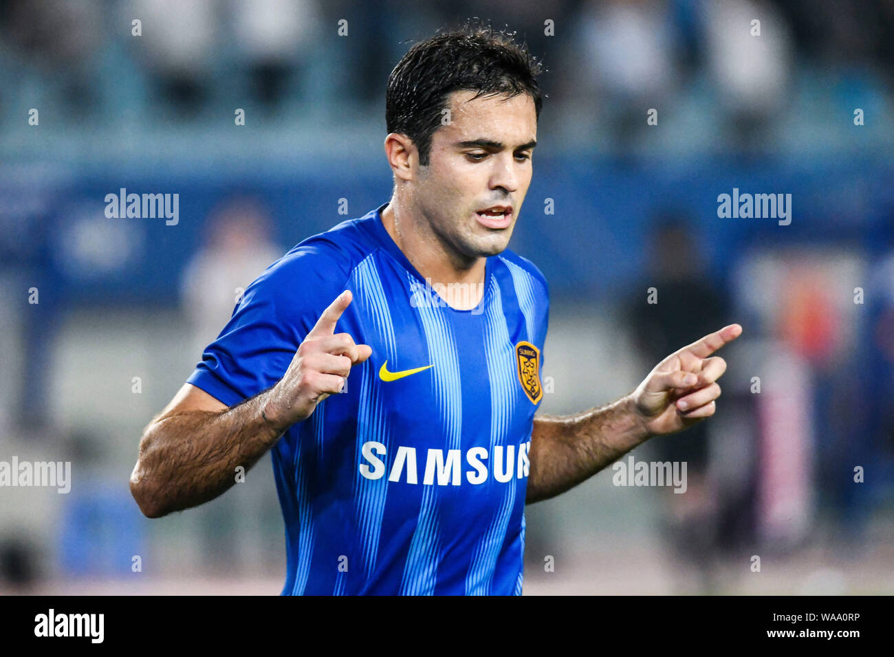 Joueur de football Italian-Brazilian Citadin Martins Eder, simplement connu sous le nom de Eder, de Jiangsu Suning C.F. célèbre un but durant la 19ème session de la Chine Banque D'Images