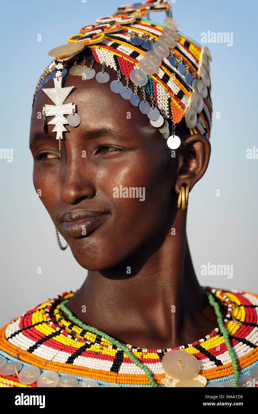 Samburu femme avec collier traditionnel en Ngurunit, au Kenya. Banque D'Images