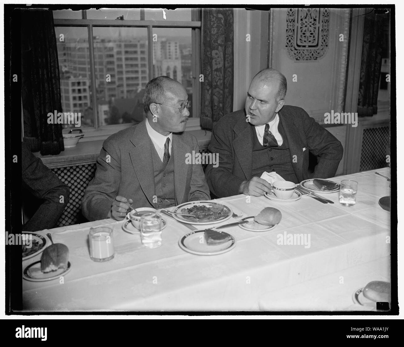 L'ambassadeur chinois invité d'un déjeuner du Club national de la presse. Washington, D.C., 28 octobre. Déjeuner invité du Club national de la presse aujourd'hui, l'Ambassadeur chinois Wang dans un discours à l'accusé le Japon de journalistes attaquer la Chine pour entraver les progrès que son pays avait fait vers l'unité et de modernisation au cours des dernières années. Sur la droite est Charles O. Gridley, Président du Club. 10/28/37 Banque D'Images
