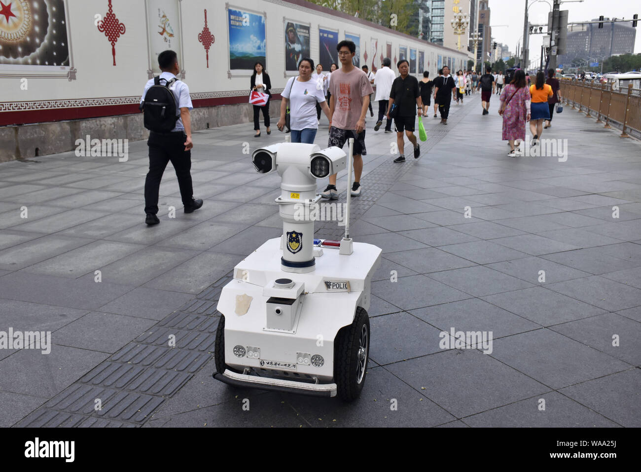 Le robot qui ressemble à Wall-E dans le film à patrouiller dans les rues de Pékin, Chine, 25 juillet 2019. Le robot sert pour Beijing policier par patrol Banque D'Images