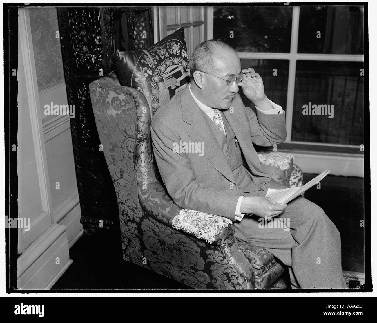 L'ambassadeur chinois donne les dernières news de guerre pour les journalistes. Washington, D.C., 25 septembre. Le Dr C.T. Wang, ambassadeur de Chine aux États-Unis, la lecture de la presse aujourd'hui une déclaration dans laquelle il a affirmé que l'armée japonaise en Chine s'est placée au-delà de la pâle de l'humanité par les bombardements de zones civiles, la destruction des unités de la Croix-Rouge chinoise une l'emploi de gaz toxiques. L'ambassadeur semblait profondément bouleversé comme il a lu l'instruction préparée. 9/25/37 Banque D'Images