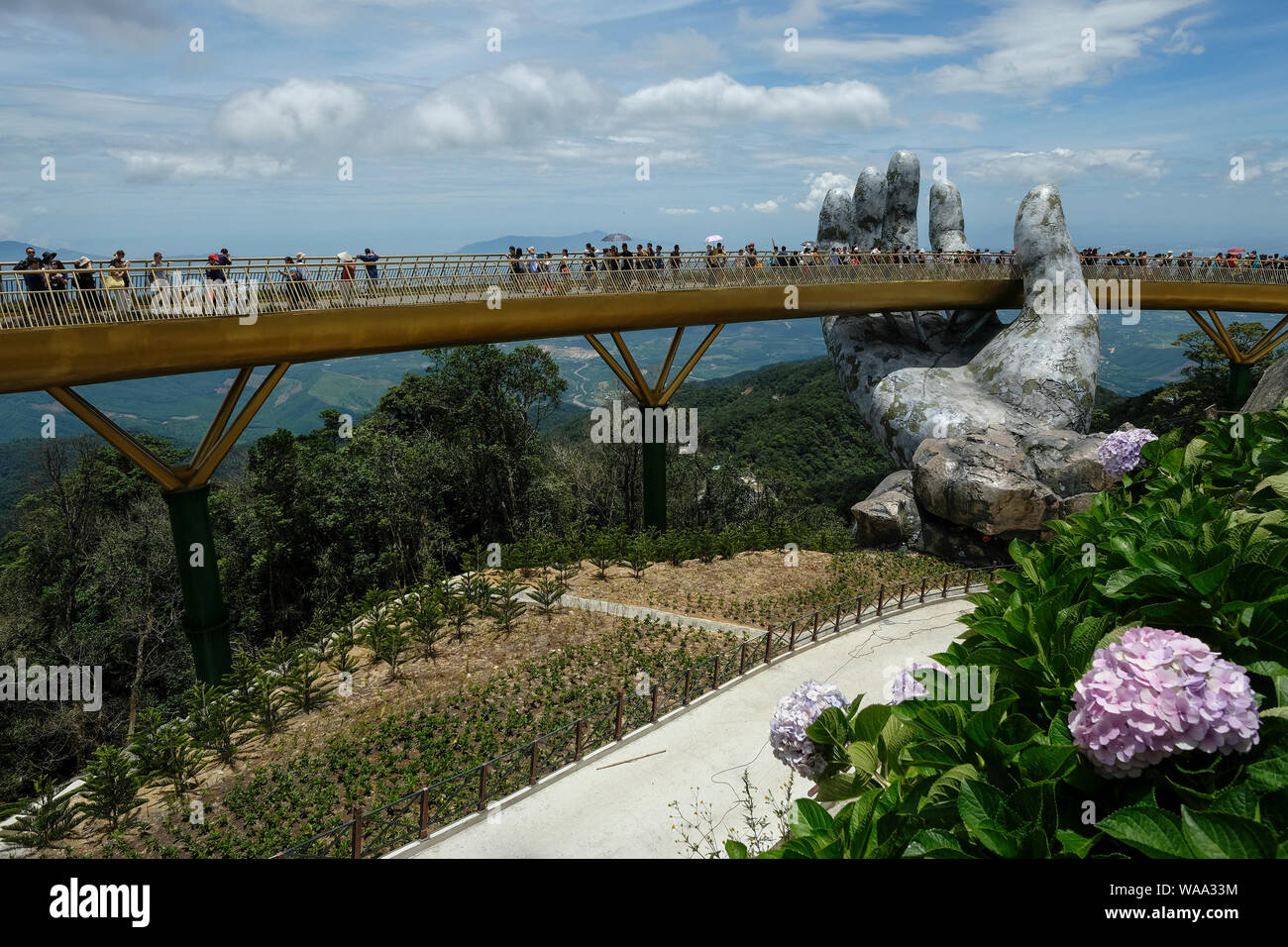 Da nang, Vietnam - Août 18, 2018 : les touristes dans le Golden Bridge. La Golden Bridge est un pont piétonnier de 150 m de long dans les Ba Na Hills à Da Nang. Banque D'Images