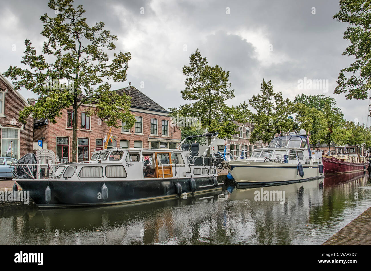 Meppel, aux Pays-Bas, le 1 août, 2019 : yachts amarrés au canal Heerengracht avec briques faible de maisons dans l'arrière-plan, sous un ciel nuageux, Banque D'Images