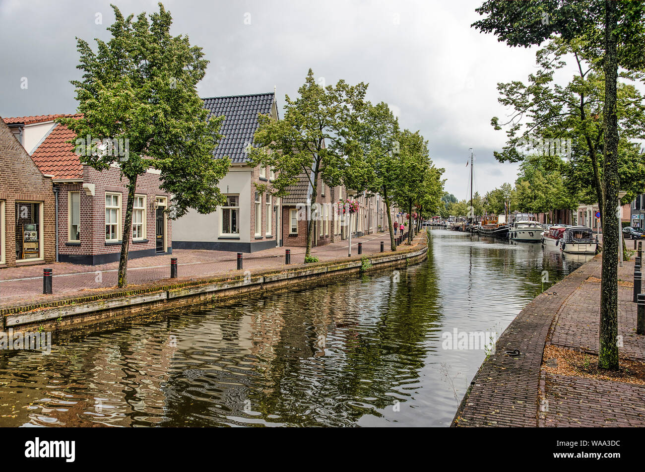 Meppel, aux Pays-Bas, le 1 août, 2019 : voir l'incurver le long du canal Keizersgracht bordée de niso ou deux étages maisons de briques traditionnelles Banque D'Images