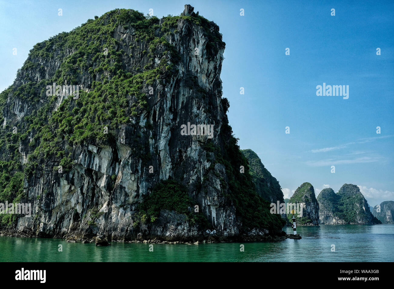 Paysage karstique par la baie d'Halong au Vietnam. Banque D'Images
