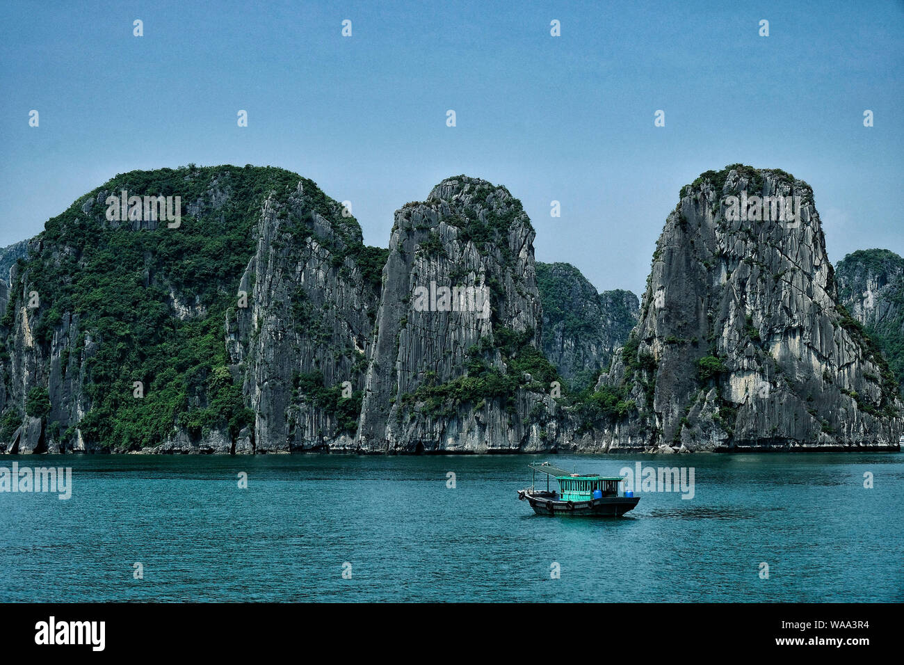 Halong, Vietnam - Août 22 : Les touristes qui visitent la Baie d'Halong en bateau le 22 août 2018 à Halong, Vietnam. Banque D'Images