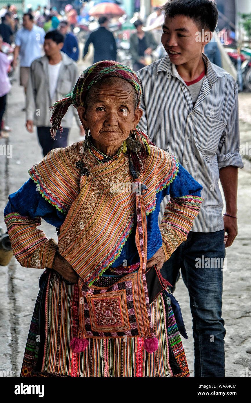 Bac Ha, Vietnam - Août 26 : Portrait de femme vendeur de la tribu autochtone Hmong sur le marché local le 26 août 2018 à Bac Ha, au Vietnam. Banque D'Images