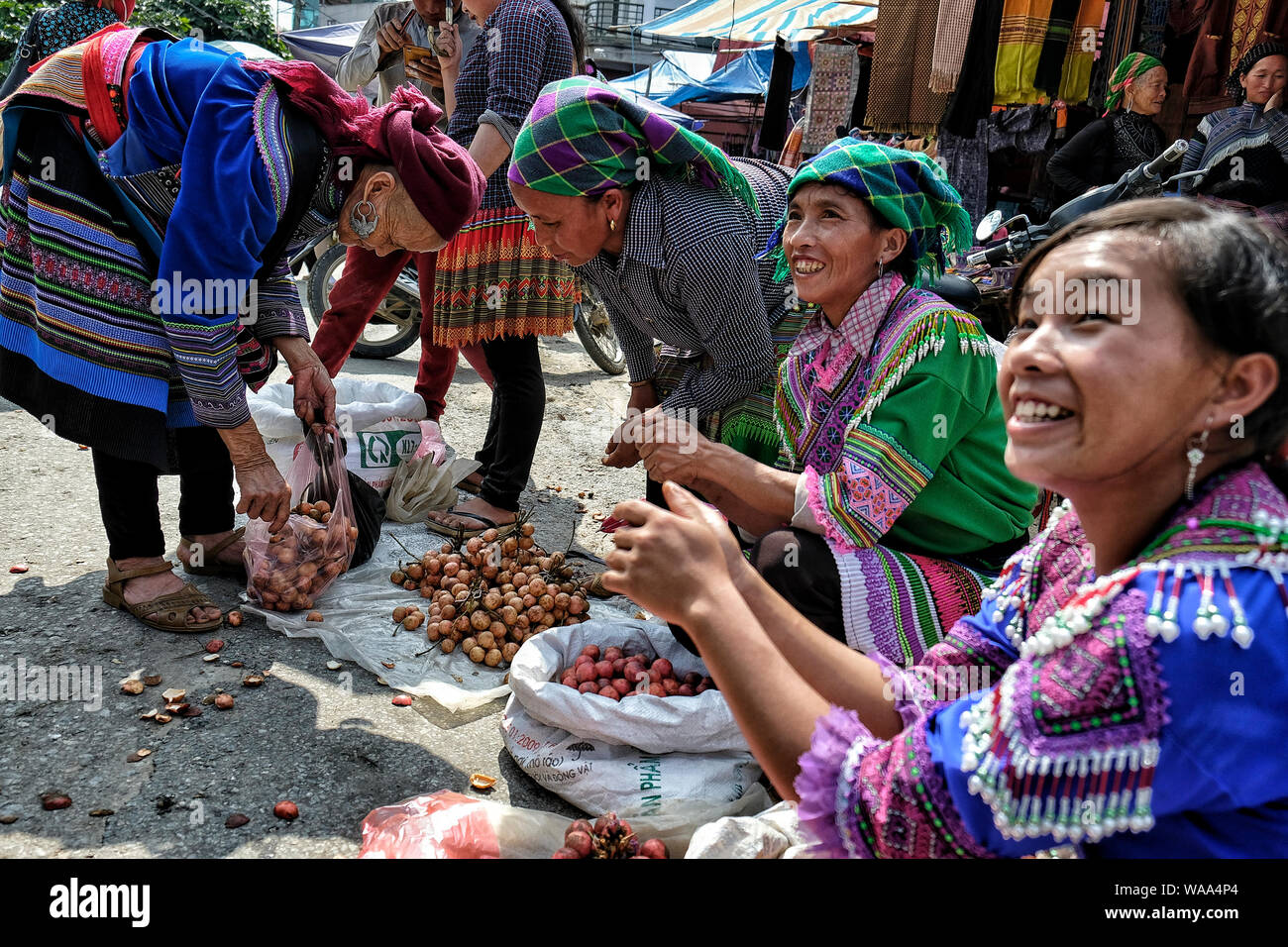 Bac Ha, Vietnam - Août 26 : les femmes Hmong robe traditionnelle avec la vente de légumes sur le marché le 26 août 2018 à Bac Ha, au Vietnam. Banque D'Images