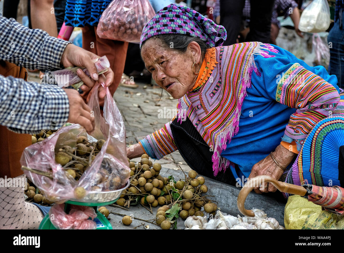 Bac Ha, Vietnam - Août 26 : les femmes Hmong robe traditionnelle avec la vente de légumes sur le marché le 26 août 2018 à Bac Ha, au Vietnam. Banque D'Images