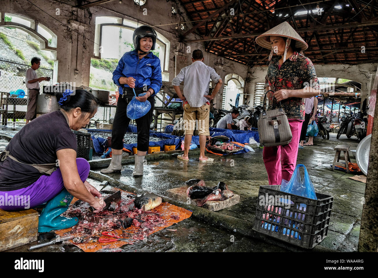 Vietnam - Bac Ha, 26 août 2018 : des personnes non identifiées, l'achat et la vente du poisson au marché le dimanche 26 août 2018 à Bac Ha, au Vietnam. Banque D'Images