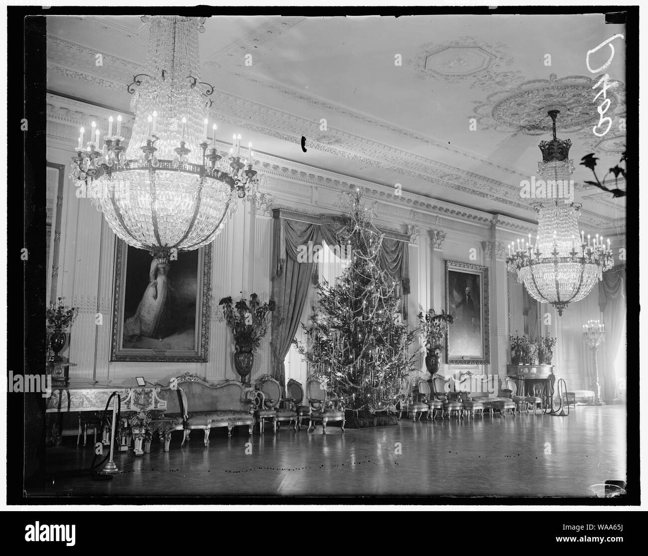 Arbre de Noël dans la East Room de la Maison Blanche. Washington, D.C., le 23 décembre. Sightseeers à la Maison Blanche aujourd'hui ont eu un tressaillement supplémentaire qu'ils ont été autorisés à voir l'immense arbre de Noël mis en place à l'Est Prix Banque D'Images
