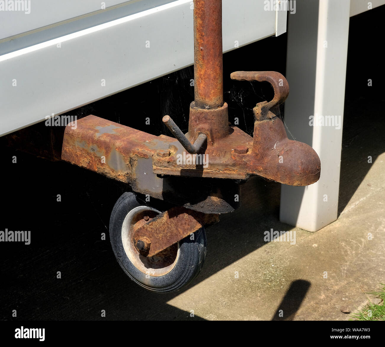 Remorquage caravane rouille prise au bord de mer. Banque D'Images