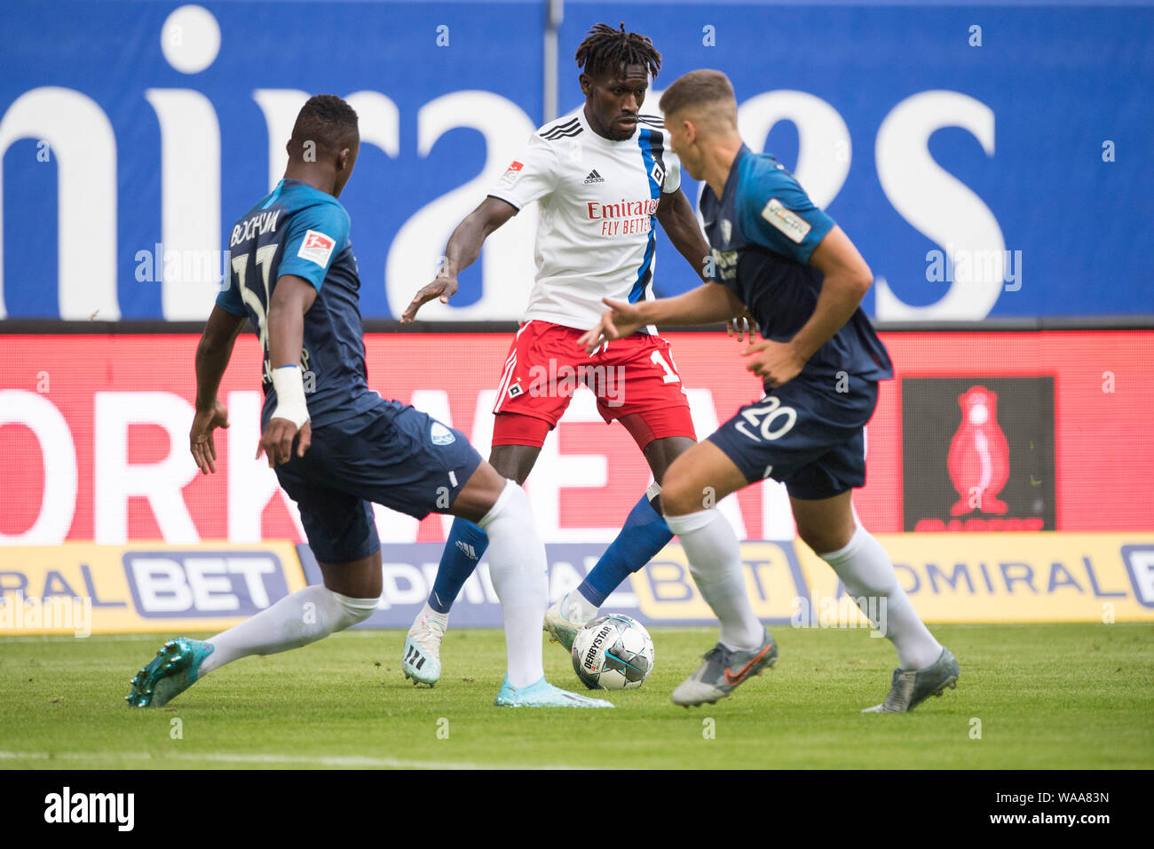 JATTA boulangerie (mi., HH) et Armel BELLA-KOTCHAP (gauche, BO) et Vitaly JANELT (BO), l'action, les duels, football 2e, 3e journée de Bundesliga, Hambourg Hambourg Hambourg (HH) - VfL Bochum (Hambourg) BO) 1 : 0, le 16.08.2019 à Hambourg / Allemagne. ¬ | conditions dans le monde entier Banque D'Images