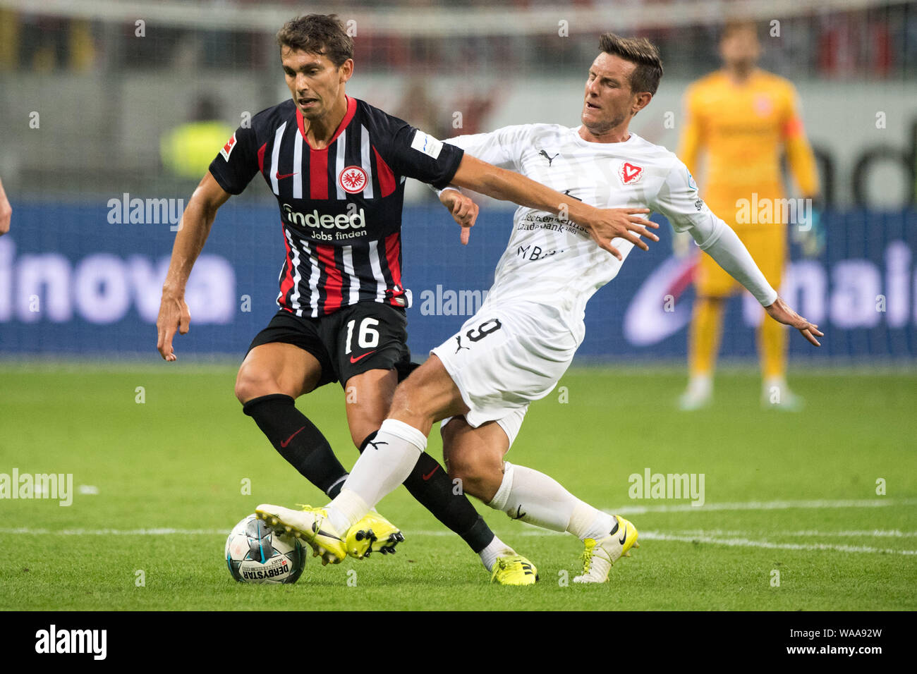 Lucas TORRO (gauche, F) contre Manuel Sutter (VAD), Action, duels, Europa League Soccer, Qualification, 3ème tour, de retour, l'Eintracht Francfort (F) - FC Vaduz (VAD) 1 : 0, le 15.08.2019 à Francfort / Allemagne. Dans le monde d'utilisation | Banque D'Images