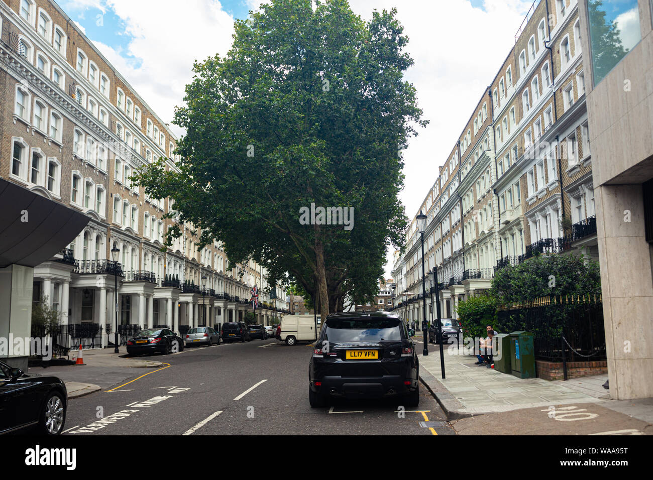 London / UK - Juillet 18, 2019 : maisons mitoyennes de style Victorien sur le Beaufort Gardens près de la Brompton Road à Knightsbridge, City of Westminster Banque D'Images