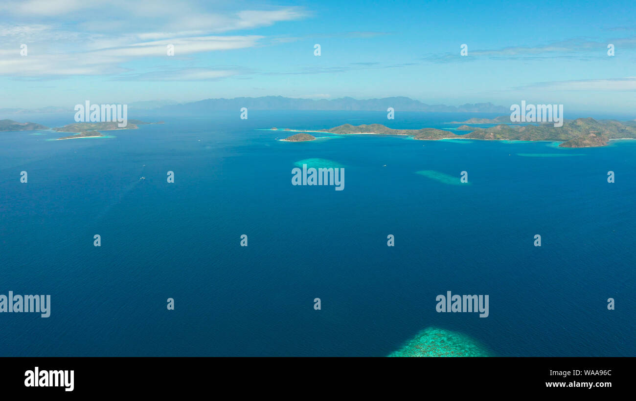 Seascape aériennes avec des lagunes, bleu azur à l'eau en milieu de petites îles. Palawan, Philippines. Les îles tropicales avec des lagons bleus, récif de corail. Îles de l'archipel malais avec lagons turquoises. Banque D'Images