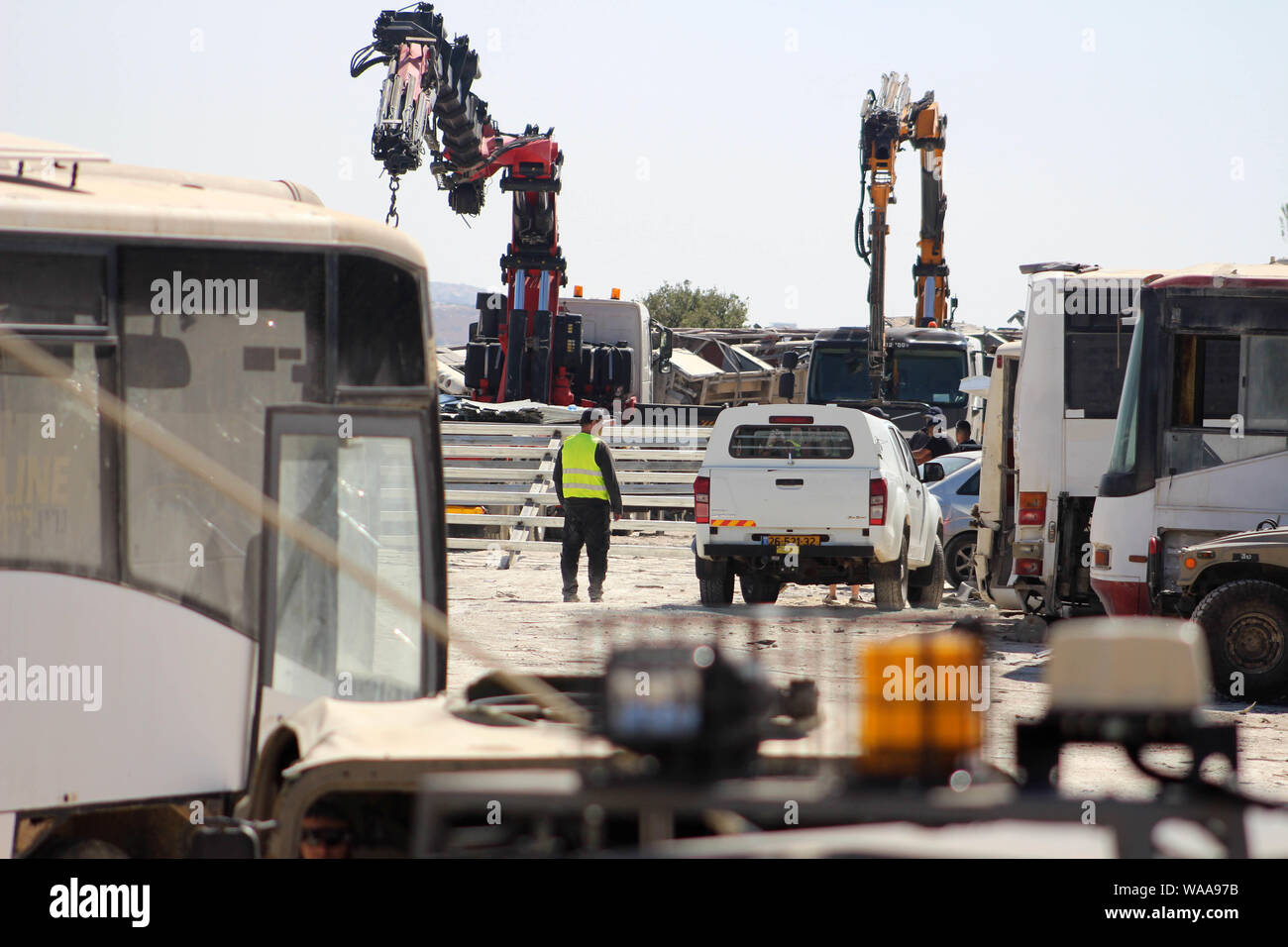 Hébron, en Cisjordanie, en territoire palestinien. Août 18, 2019. Les bulldozers israéliens démolir les contenants utilisés comme véhicules d'un parking, les autorités israéliennes ont dit qu'il a été construit sans permis dans la ville cisjordanienne de Dura, au sud d'Hébron le 19 août 2019 Credit : Mosab Françoise Trotier/APA/Images/fil ZUMA Alamy Live News Banque D'Images