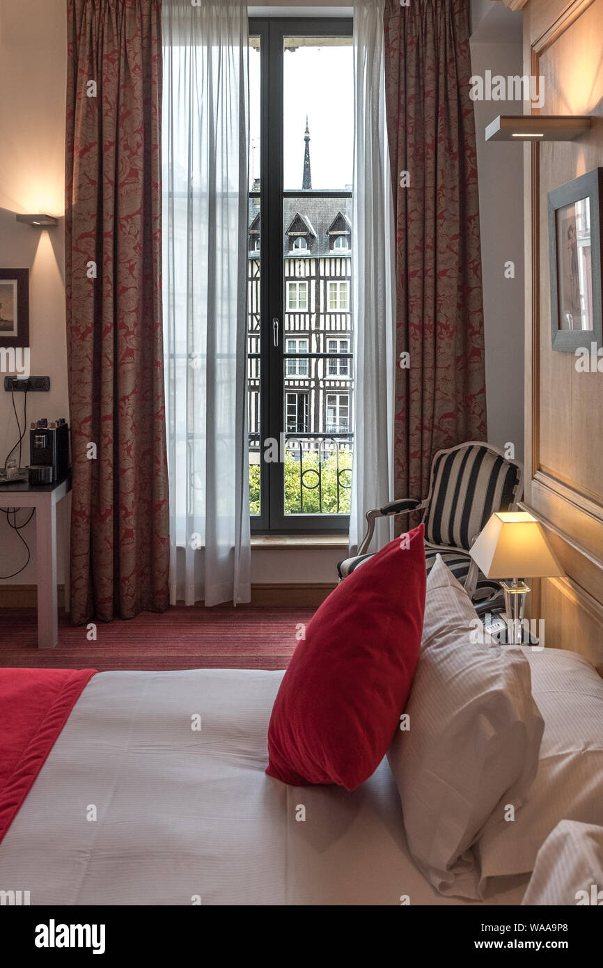 La belle chambre vue sur place de la Pucelle à partir de l'hôtel de Bourgtheroulde à Rouen, France Banque D'Images