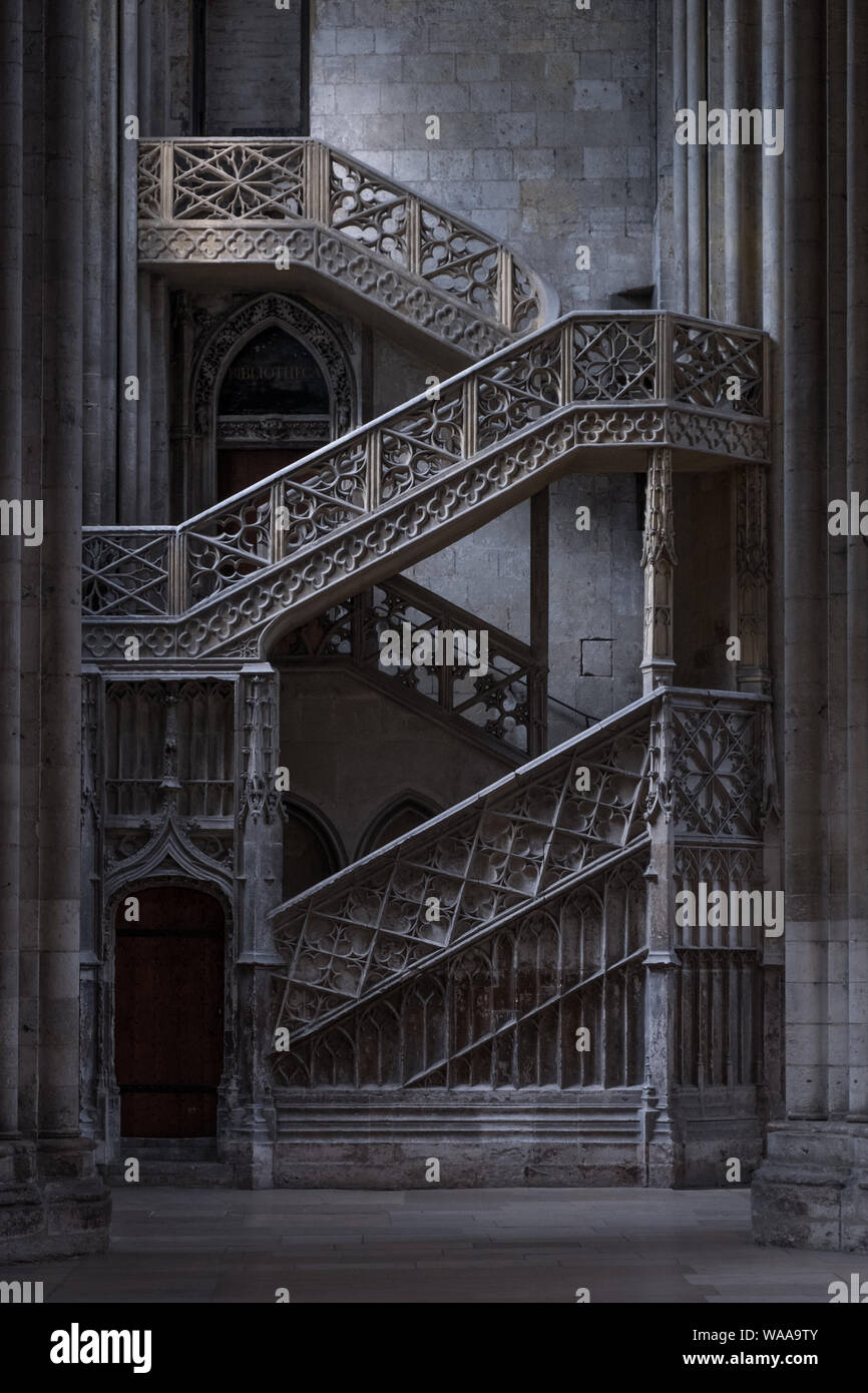 Le 15ème siècle spectaculaire escalier de la librairie (escalier libraires) construit par Guillaume Pontis à l'intérieur de la Cathédrale de Rouen, France Banque D'Images