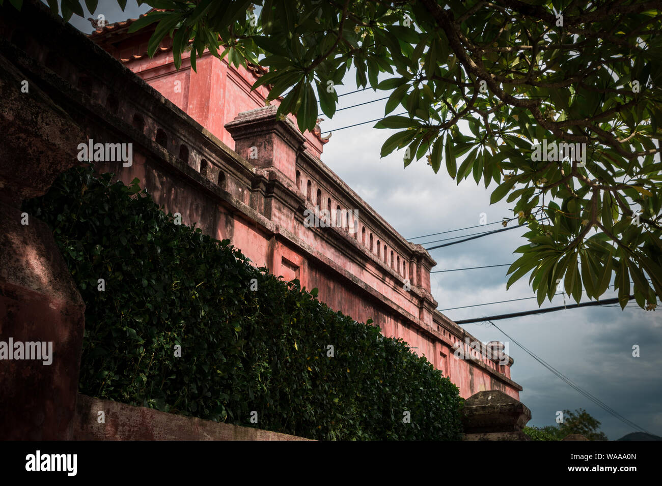 Près de Nha Trang, Vietnam. Porte de l'ancienne citadelle. Vue magnifique du mur rose de la porte de la citadelle. porte de Dien Khanh Citadelle Banque D'Images