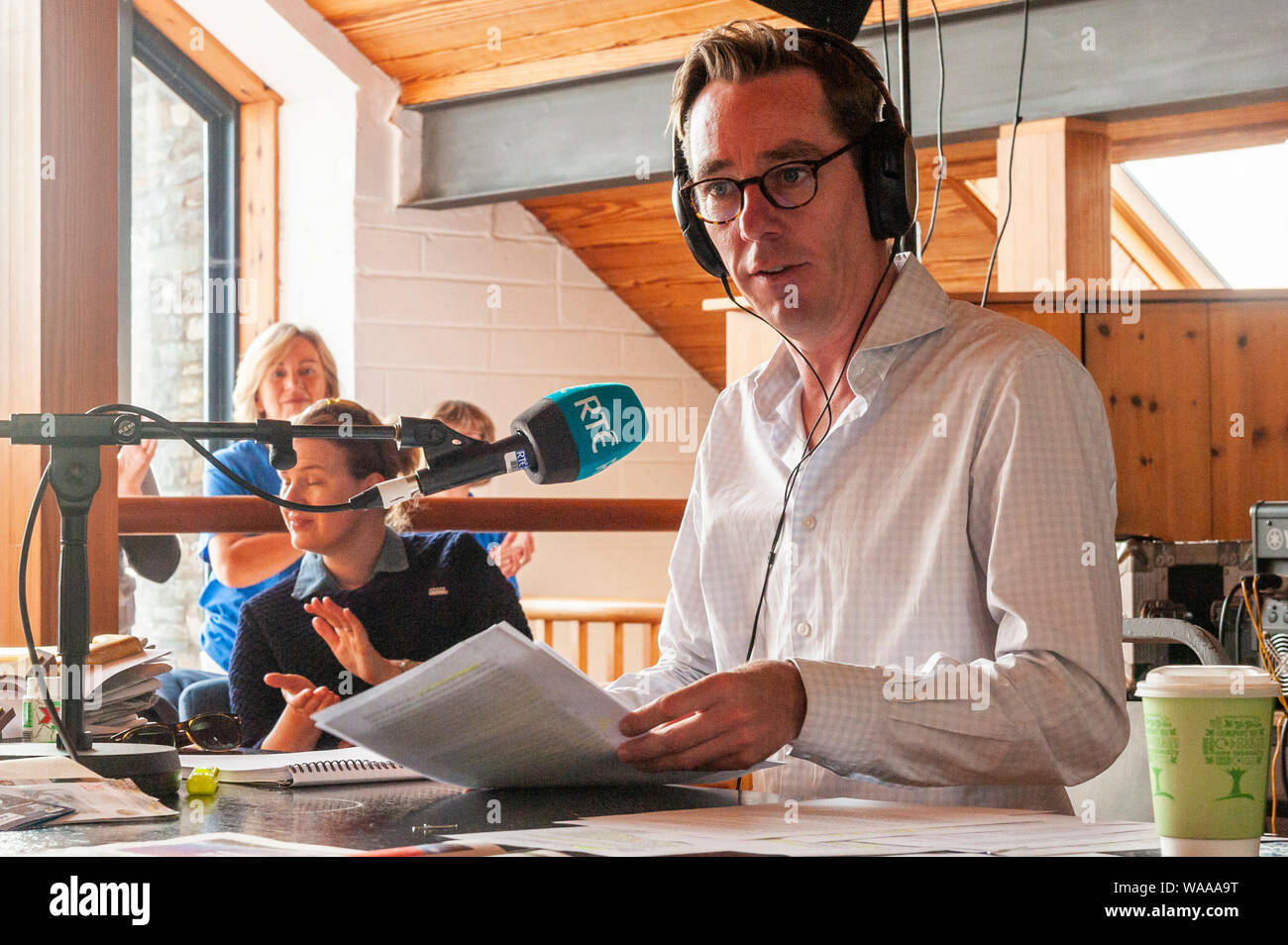 Schull, West Cork, Irlande. Août 19, 2019. Après de nombreuses années d'invitations, télévision et connexion Wi-Fi gratuite radio star Ryan est finalement arrivé à Schull de présenter son show sur RTE Radio 1 aujourd'hui. Il a interviewé des gens et a posé pour les photos après, avant d'aller dans la foule à Schull Village. Credit : Andy Gibson/Alamy Live News. Banque D'Images