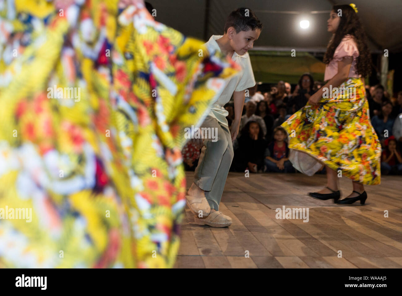 Paranagua, au Brésil. Août 18, 2019. Les enfants de la danse à la célébration de l'Esprit Saint au cours de la Fandango festival à Paranagua. Selon la tradition, ceux qui ne danse pas, ne se marient pas et ceux qui sont mariés et ne danse pas aura sept ans de malheur. Outre le fandango, la célébration de l'Esprit Saint fait partie de la culture de Tambau Flat les habitants de la côte sud du Brésil, d'Amérique latine qui mélange chants religieux avec des chansons populaires de la culture locale pour célébrer l'Esprit Saint. Crédit : Henry Milleo/dpa/Alamy Live News Banque D'Images