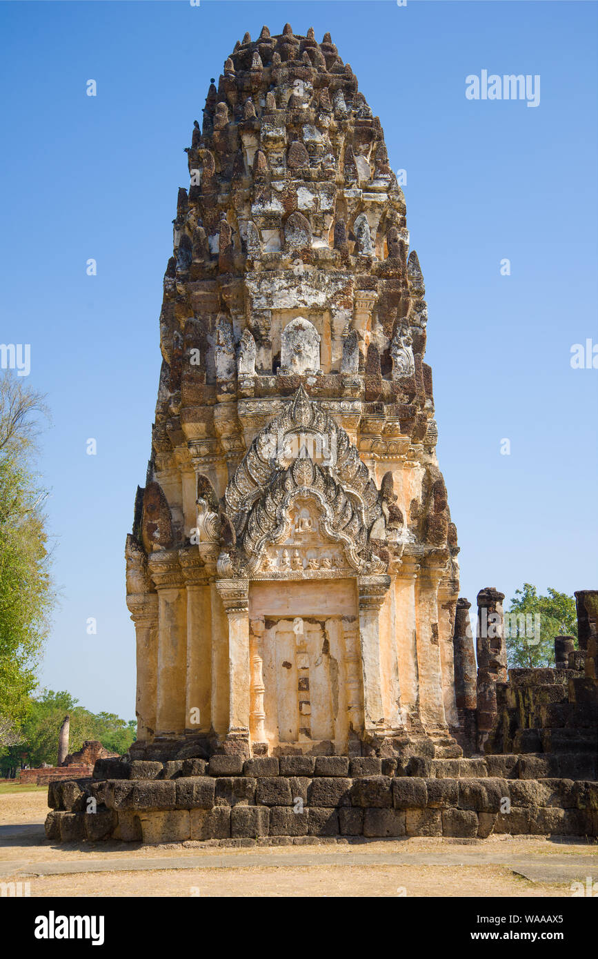Prang khmer ancien sur les ruines d'un temple bouddhiste Wat Phra Pai Luang close up sur une journée ensoleillée. Sukhothai, Thaïlande Banque D'Images