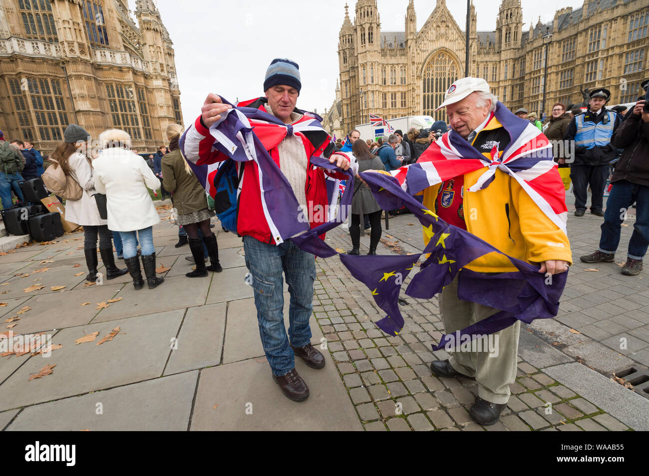 Brexit deux partisans Pro déchirant un drapeau européen à un Brexit Pro de protestation, à l'extérieur de la Chambre des communes, pour marquer les 5 mois depuis le Royaume-Uni a voté pour Banque D'Images