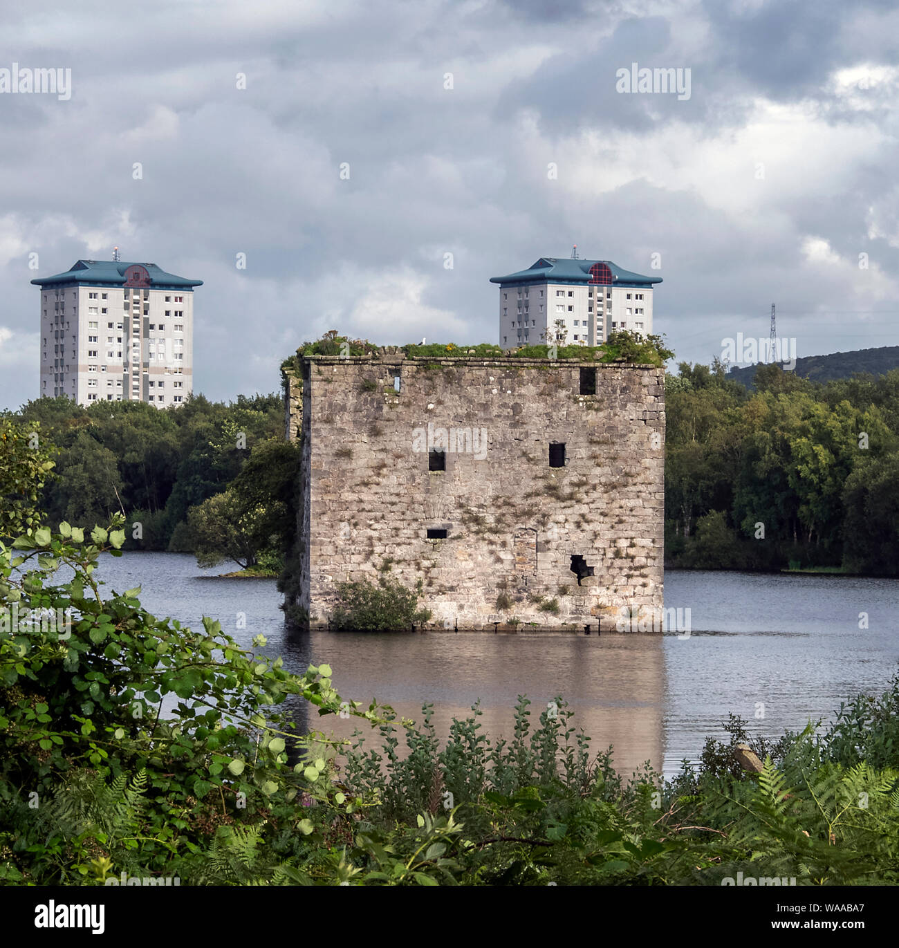 Paisley, Scotland, UK. 18 Août 2019 : Château Kounen entouré par l'eau dans le sud de Paisley. Banque D'Images