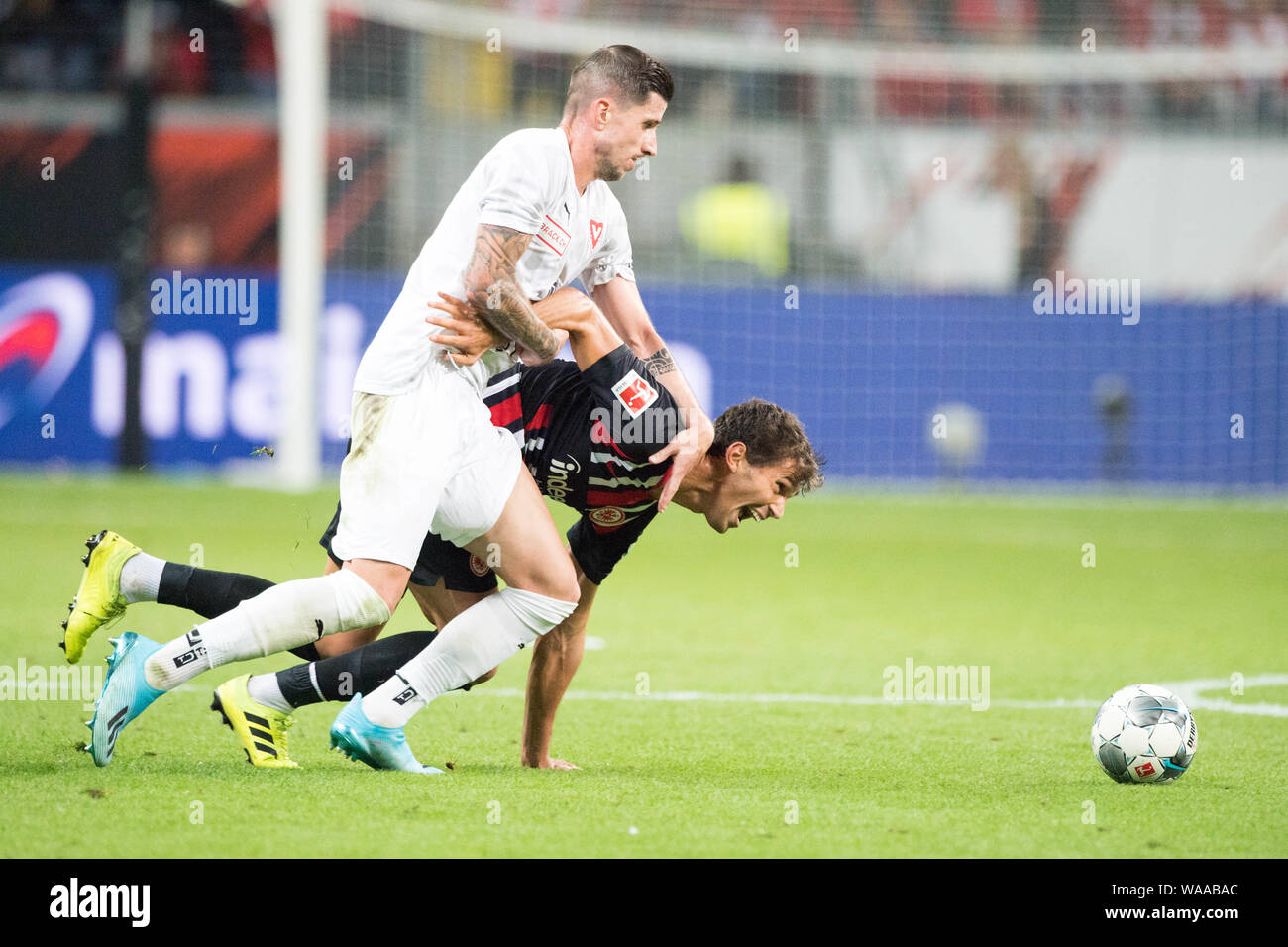 Frankfurt, Deutschland. Août 15, 2019. Sandro Wieser (gauche, VAD) versus Lucas TORRO (F), Action, duels, Europa League Soccer, Qualification, 3ème tour, de retour, l'Eintracht Francfort (F) - FC Vaduz (VAD) 1 : 0, le 15.08.2019 à Francfort/Allemagne. Utilisation dans le monde entier | Credit : dpa/Alamy Live News Banque D'Images