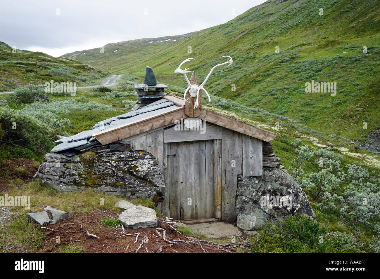 Petite maison en bois et chemin de terre en Norvège Banque D'Images