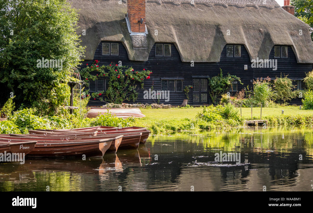 Barques sur la rivière Stour au National Trust's moulin de Flatford rendu célèbre par l'artiste John Constable 1776 -1837, Suffolk, Angleterre, RU Banque D'Images