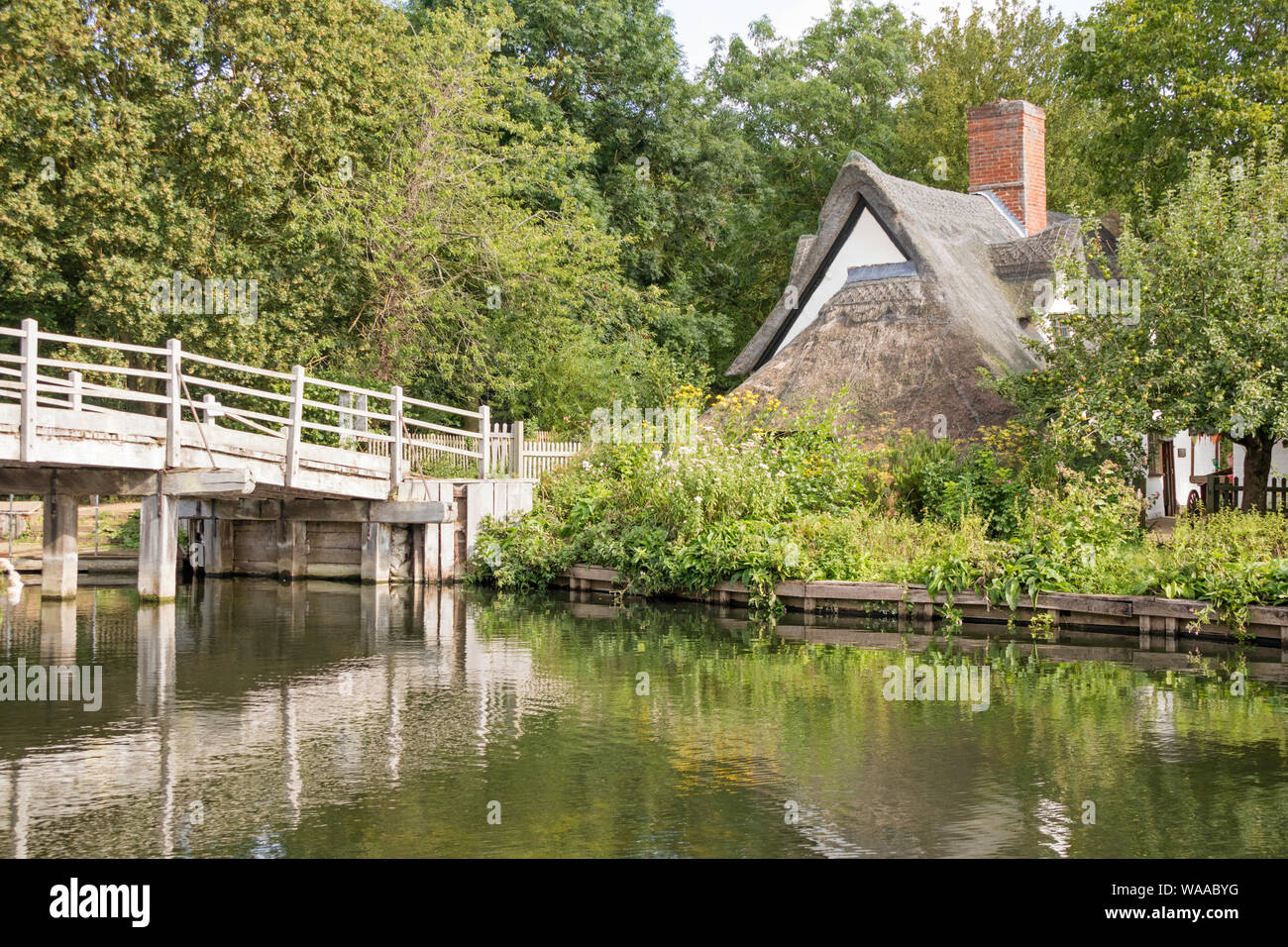 Bridge Cottage sur la rivière Stour au National Trust's moulin de Flatford rendu célèbre par l'artiste John Constable 1776 -1837, Suffolk, Angleterre, RU Banque D'Images