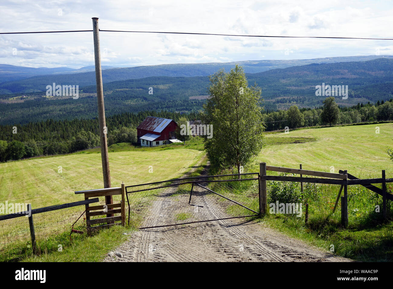 Chemin de terre et ferme en bois en Norvège Banque D'Images
