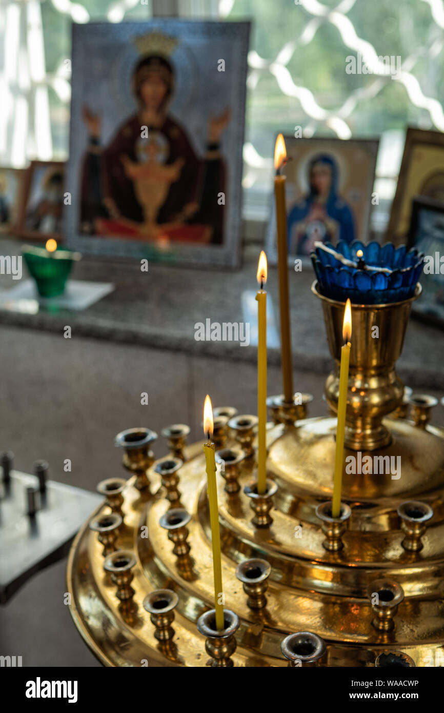 Bougies et d'icônes religieuses à l'intérieur de Paraskeva Pyatnitsa Chapelle, Krasnoïarsk, en Sibérie, Russie Banque D'Images