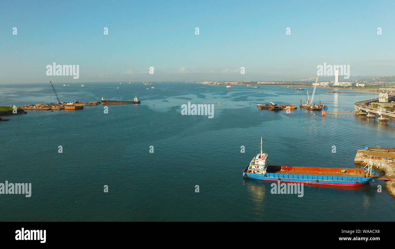Ville de Cebu Vue de dessus, le port dans le port et les navires de charge et d'une route avec des voitures près de la mer. Philippines, Cebu. Banque D'Images