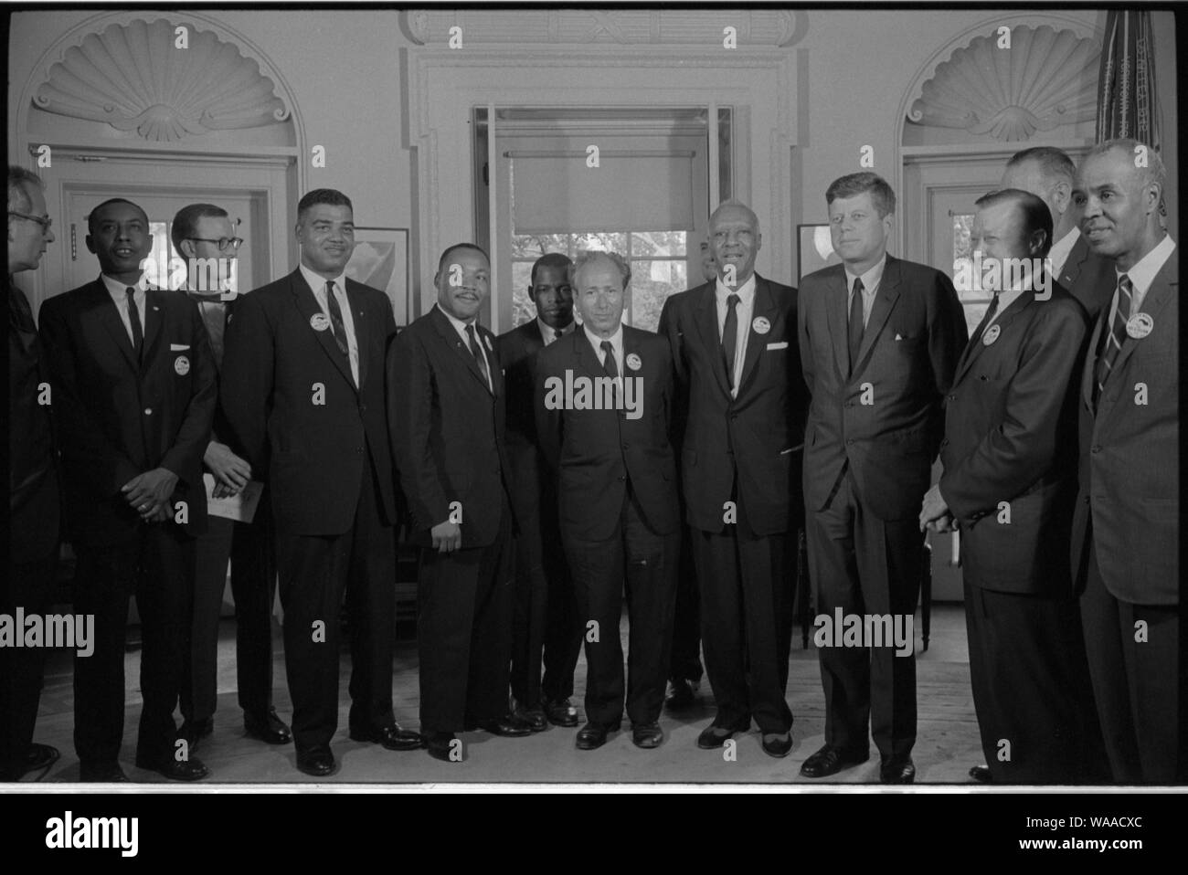 [ Les droits civils les dirigeants se réunissent avec le président John F. Kennedy dans le bureau ovale de la Maison Blanche après la Marche sur Washington, D.C. ] ; Anglais : La photographie montre (de gauche à droite) : Willard Wirtz (secrétaire du Travail) ; Floyd McKissick (CORE) ; Mathew Ahmann (National Catholic Conference de l'Interracial Justice), Whitney Young (Urbain National Leage) ; Martin Luther King, Jr (CPPC) ; John Lewis (SNCC), Rabbi Joachim Prinz (American Jewish Congress) ; A. Philip Randolph, avec le révérend Eugene Carson Blake partiellement visible derrière lui ; le président John F. Kennedy ; travail Walter Reuther (leader), avec le Vice-pré Banque D'Images