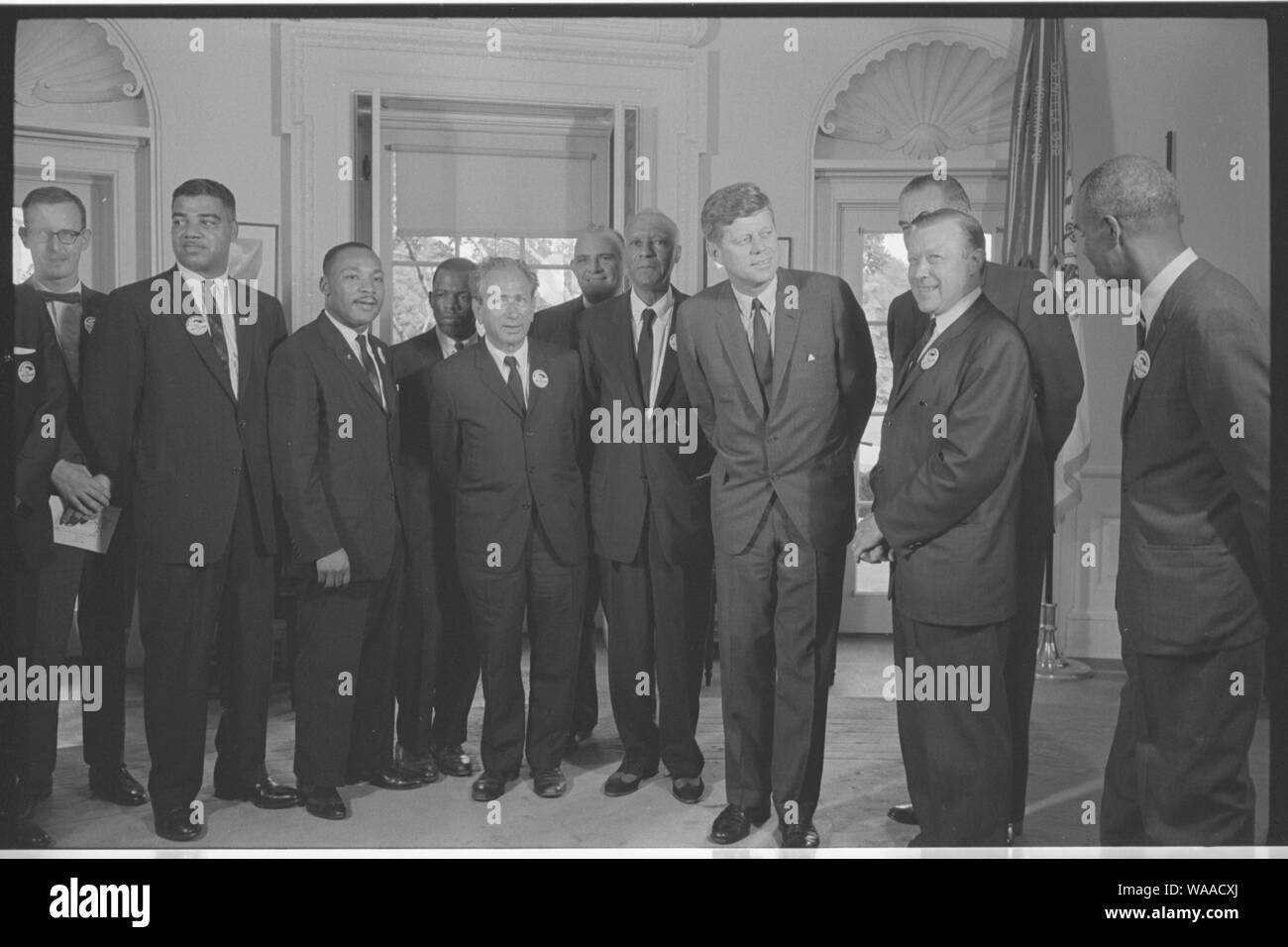 [ Les droits civils les dirigeants se réunissent avec le président John F. Kennedy dans le bureau ovale de la Maison Blanche après la Marche sur Washington, D.C. ] ; Anglais : La photographie montre (de gauche à droite) : Mathew Ahmann (National Catholic Conference de l'Interracial Justice), Whitney Young (Urbain National Leage) ; Martin Luther King, Jr. (CPPC) ; John Lewis (SNCC), Rabbi Joachim Prinz (American Jewish Congress) ; le révérend Eugene Carson Blake (United Presbyterian Church) ; A. Philip Randolph, le président John F. Kennedy ; travail Walter Reuther (leader), Vice-président avec Llyndon Johnson partiellement visible derrière lui ; et Roy Wil Banque D'Images