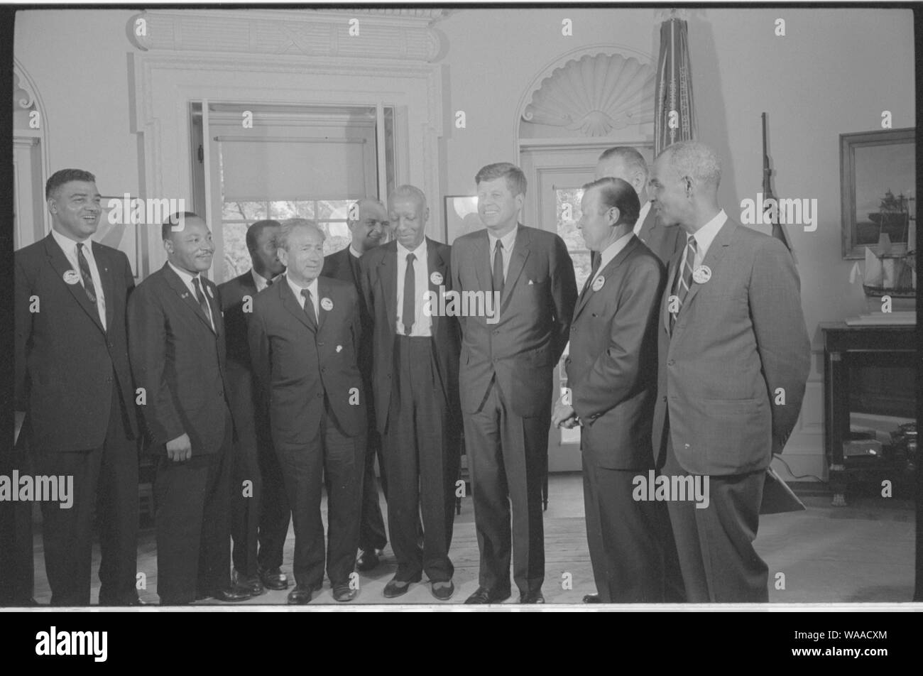 [ Les droits civils les dirigeants se réunissent avec le président John F. Kennedy dans le bureau ovale de la Maison Blanche après la Marche sur Washington, D.C. ] ; Anglais : Août 1963 photo montre (de gauche à droite) : Whitney Young (Urbain National Leage) ; Martin Luther King, Jr.(CPPC) ; John Lewis (SNCC)[partiellement visible] ; le rabbin Joachim Prinz (American Jewish Congress) ; le révérend Eugene Carson Blake (United Presbyterian Church) ; A. Philip Randolph, le président John F. Kennedy ; travail Walter Reuther (leader), [avec le Vice-président Lyndon Johnson partiellement visible derrière lui] ; et Roy Wilkins (NAACP). Non illustré : Willard Wirtz Banque D'Images