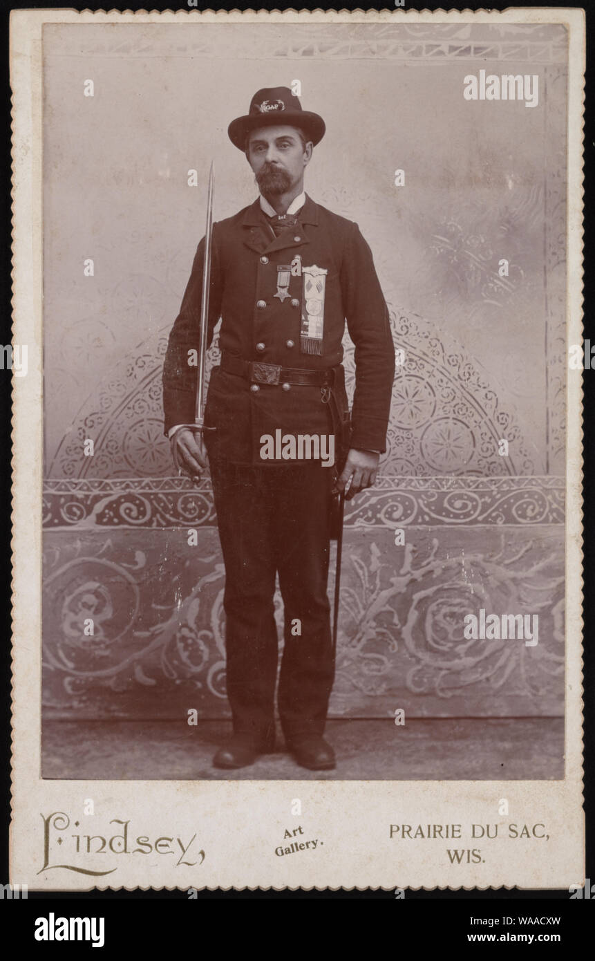 Ancien combattant de la guerre civile U.D. Bois de G.A.R. L.T. N° de poste de stationnement 184, terre noire, Wisconsin en uniforme à l'épée] / Lindsey, Art Gallery. Prairie du sac, Wis Banque D'Images