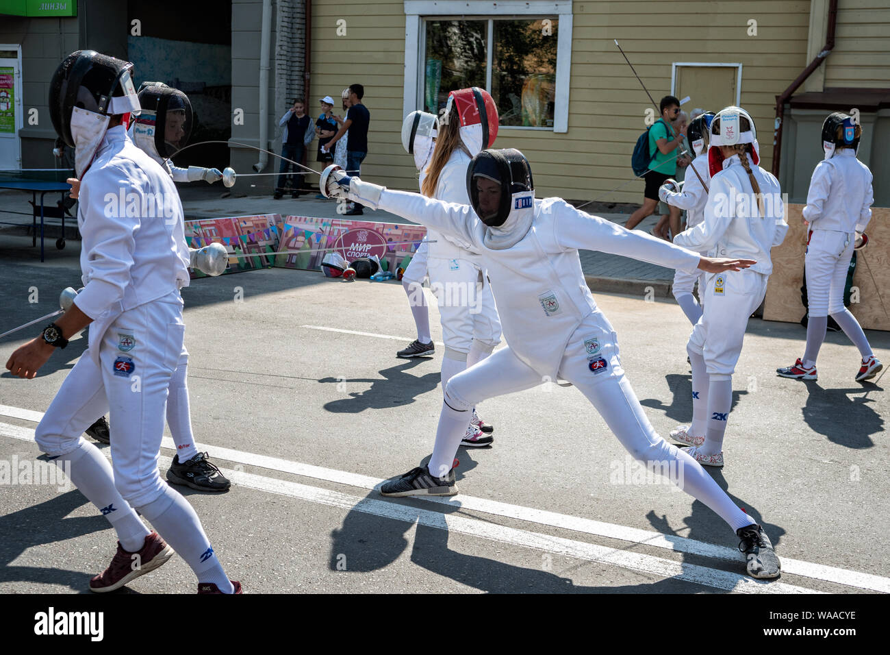 25 août 2018 - Escrime dans une rue de Krasnoyarsk pendant la journée de la ville, de la Sibérie, Russie Banque D'Images