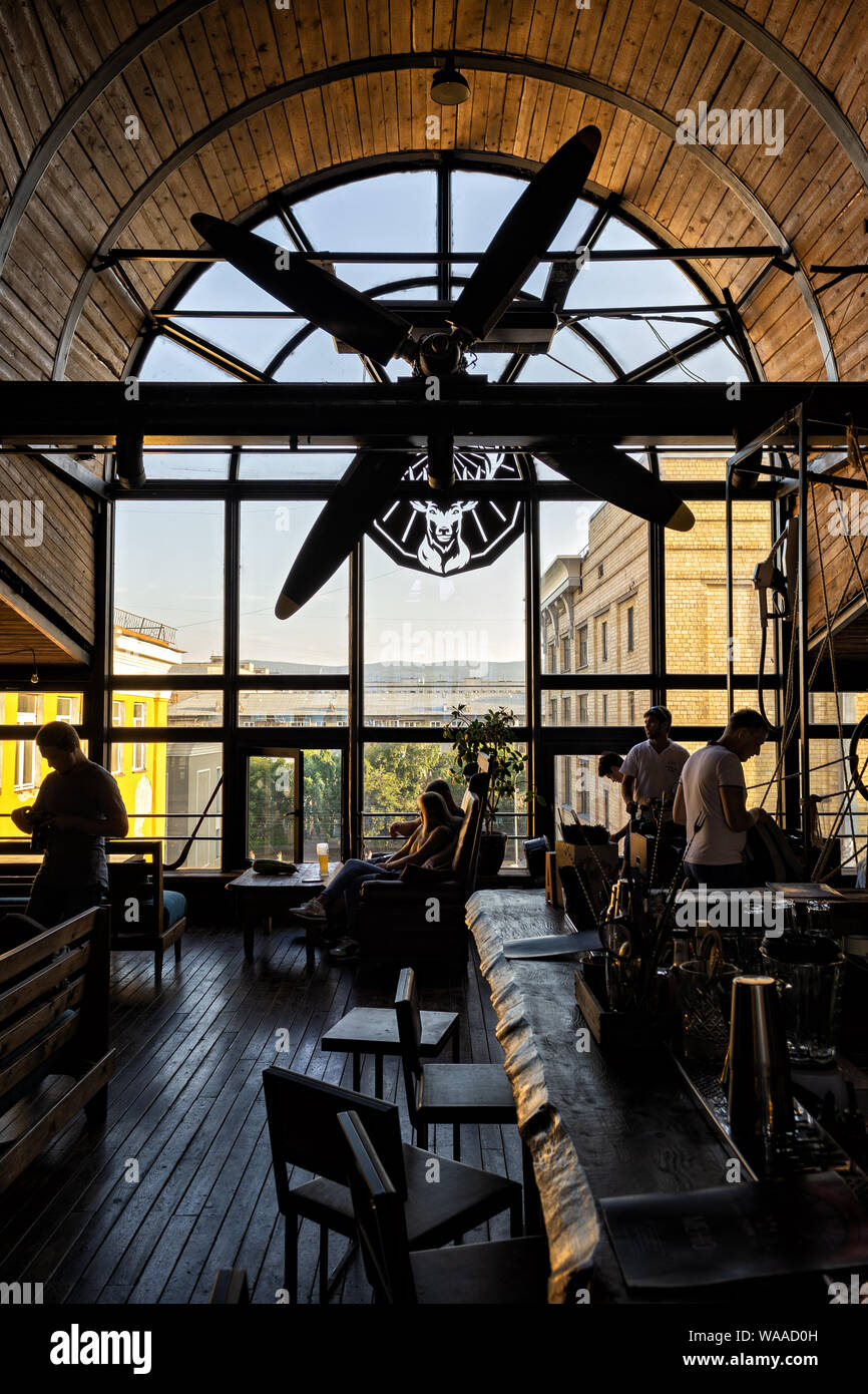 Fenêtre et Yushin Brothers bar à Krasnoïarsk, en Sibérie, Russie Banque D'Images